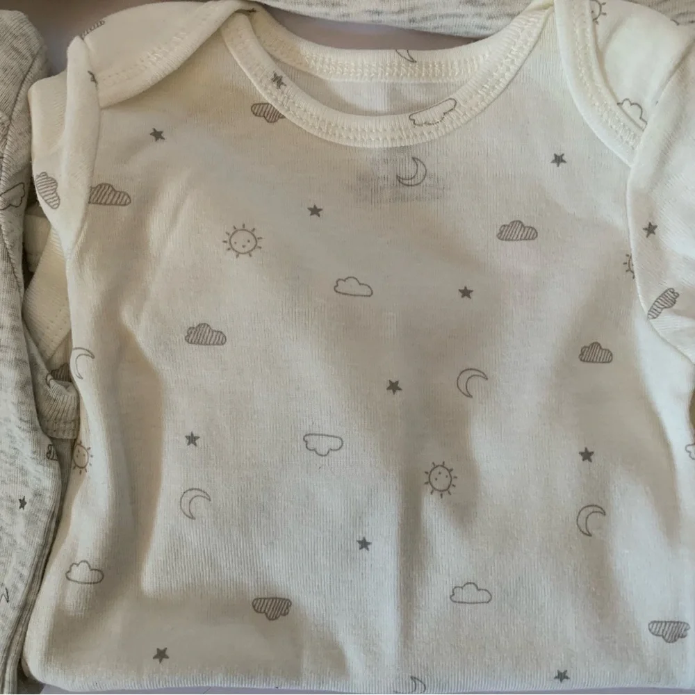 NWT. CARTER’S Hippo, Sun, & Moon 6 Pack Bodysuits
